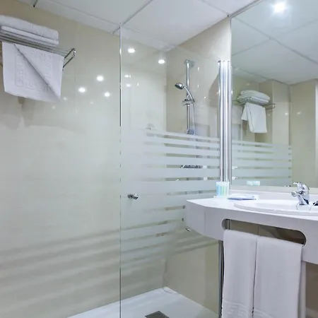 מלון Oasis Park 4*