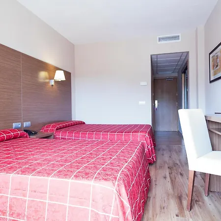 מלון Oasis Park 4*