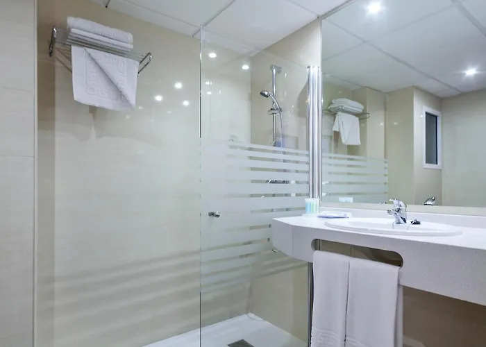 Отель Oasis Park 4*