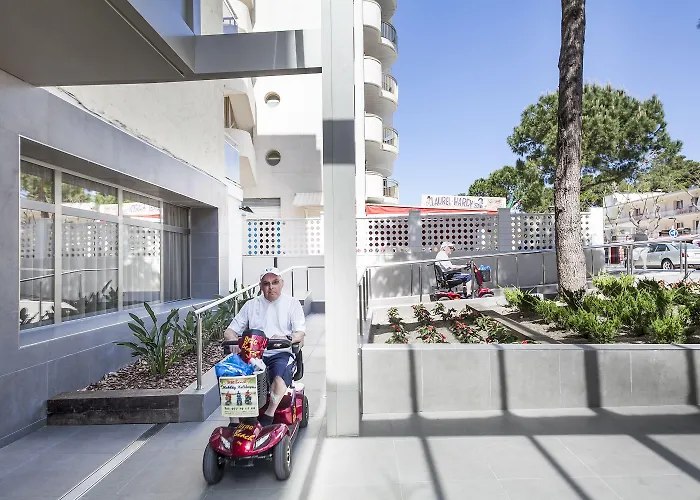 Hotel Oasis Park 4*